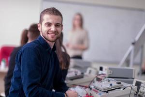 studenter håller på med öva i de elektronisk klassrum foto