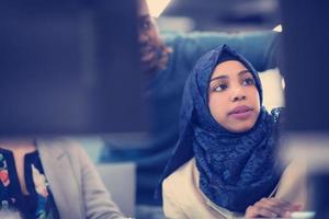 svart muslim kvinna programvara utvecklare på arbete foto