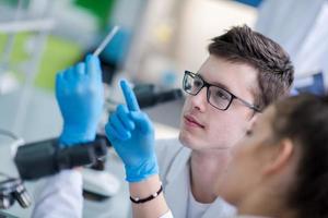 grupp av ung medicinsk studenter håller på med forskning foto