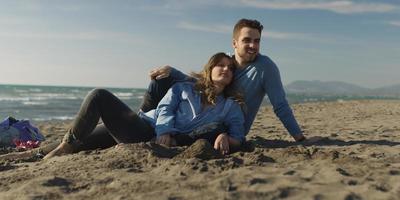 par njuter tid tillsammans på strand foto