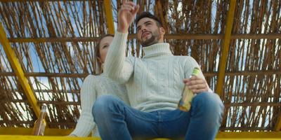 par dricka öl tillsammans på de strand foto