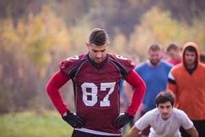 amerikan fotboll spelare stretching och uppvärmningen upp foto