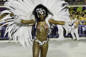 rio, Brasilien - februari 12, 2018 - samba skola parad i sambodromo. grande rio foto