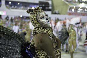 rio, Brasilien - februari 12, 2018 - samba skola parad i sambodromo. mangueira foto