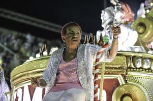 rio, Brasilien - februari 12, 2018 - samba skola parad i sambodromo. mangueira foto