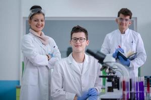 grupp av ung medicinsk studenter håller på med forskning foto