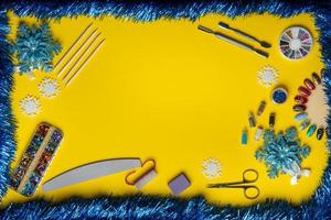 topp se av manikyr och pedikyr Utrustning på en gul jul bakgrund med glitter foto