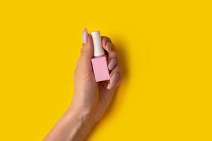 gel putsa av rosa Färg i en hand på en gul bakgrund, topp se foto