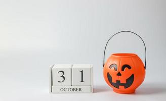 plast halloween pumpa isolerat på vit bakgrund med trä- kalender oktober 31. halloween Semester begrepp. foto