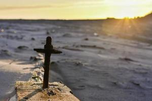 korsa vid stranden vid solnedgången foto