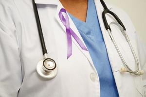 asiatisk kvinna läkare med lila band, värld pankreas- cancer dag eller värld alzheimers dag. foto