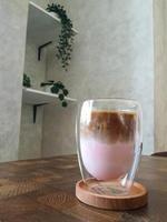 en glas av jordgubb latte is. foto