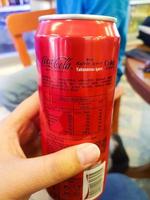 jakarta, indonesien i juli 2022. en hand är innehav en kan av brusande dryck, coca - cola noll socker. foto