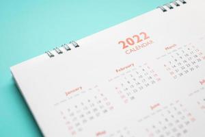 2022 kalender sida på blå bakgrund företag planera utnämning möte begrepp foto