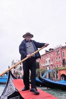 Venedig Italien, gondol förare i stor kanal foto