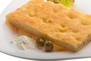 oliv bröd på de tallrik och trä- bakgrund foto