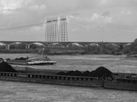 de stad av nijmegen på de flod waal i de nederländerna foto