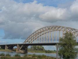 de stad av nijmegen på de flod waal i de nederländerna foto