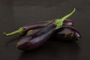 aubergine på trä foto