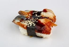 ål sushi på vit bakgrund foto