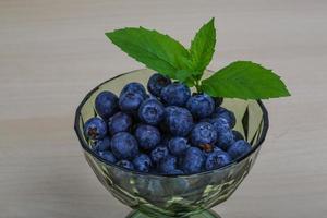 blåbär i maträtt foto