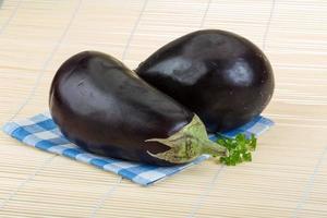 aubergine på trä- bakgrund foto