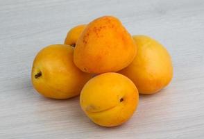 aprikoser på trä foto