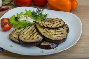 grillad aubergine maträtt se foto