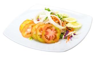 vegetabiliska sallad på vit foto