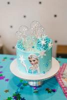 Moskva, Ryssland. Maj 2021. barns födelsedag kaka i de stil av en frysta hjärta med elsa foto