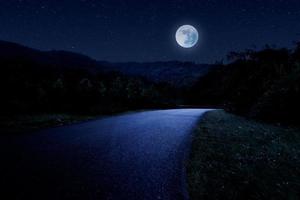 väg på natt landskap foto