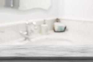 tömma vit marmor tabell topp med fläck badrum bakgrund foto
