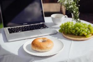 frukost med kaffe bröd och frukt foto