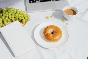 frukost med kaffe bröd och frukt foto