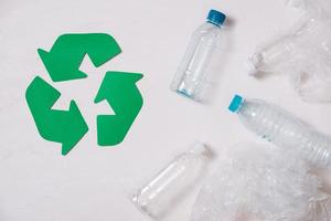 avfall återvinning eco symbol med sopor förfogande på sten tabell bakgrund topp se foto