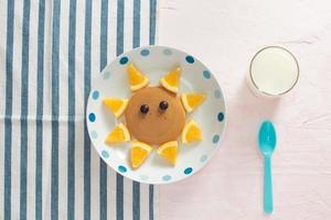 rolig pannkakor med orange för barn frukost foto
