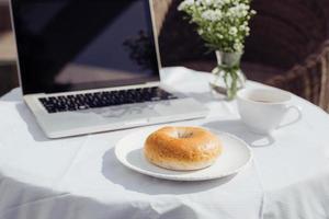 bärbar dator, bröd och Kafé i kaffe affär foto