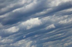 en blå himmel med massor av vit moln av annorlunda storlekar foto