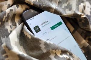 ternopil, ukraina - april 24, 2022 privatbank bank app på smartphone skärm. privatbank är Viktig kommersiell Bank i ukraina foto