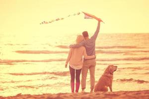 Lycklig par njuter tid tillsammans på strand foto