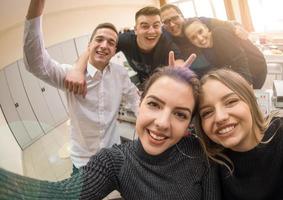 ung Lycklig studenter håller på med selfie bild foto