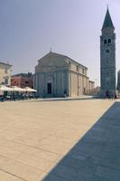 umag stad i kroatien, huvud fyrkant med kyrka och torn på skymning foto