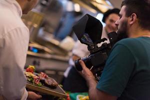videographer inspelning medan team kockar och kockar framställning måltid foto
