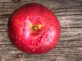 äpple med vatten droppar på tabell foto