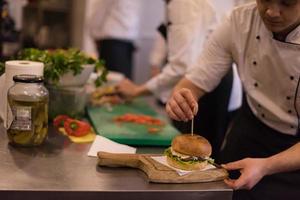 kock efterbehandling burger foto