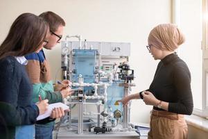 ung studenter håller på med öva i de elektronisk klassrum foto