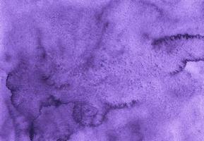 vattenfärg lugna violett bakgrund textur. vattenfärg abstrakt lila täcka över. fläckar på papper foto