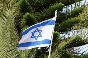 de blå och vit flagga av Israel med de sexuddig stjärna av david. foto