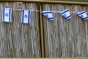 de blå och vit flagga av Israel med de sexuddig stjärna av david. foto