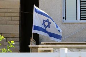 de blå och vit flagga av Israel med de sexuddig stjärna av david. foto